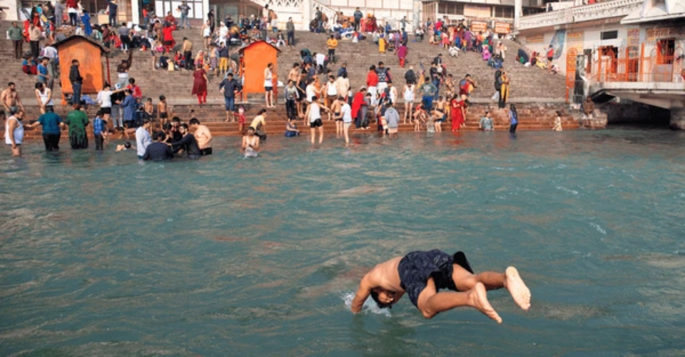 morning-ritual-dip-in-ganga-river