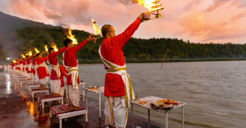 pujari-performs-ganga-aarti-haridwar