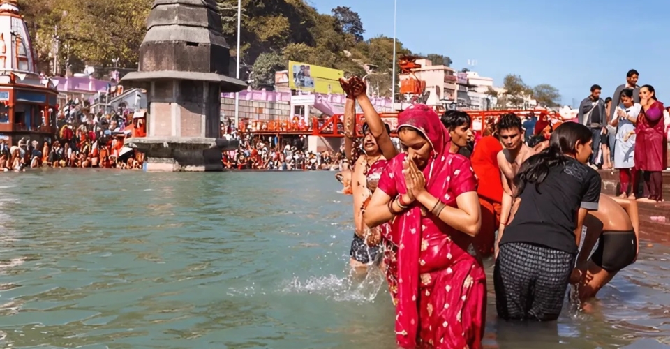 spiritual-holi-dip-women-haridwar