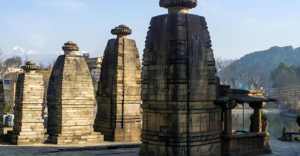 baijnath-temple-shrines-himalayas-backdrop