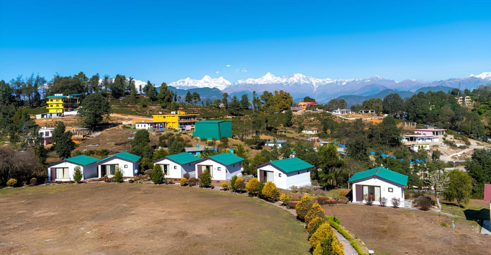 chaukori-cottages-mountain-backdrop