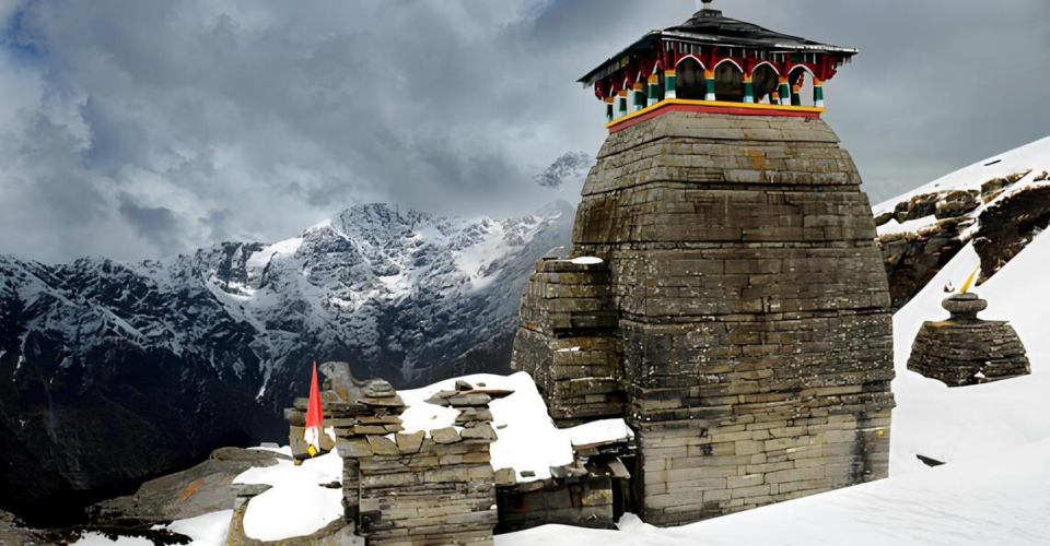 chopta-tungnath-temple-snowy-mountains