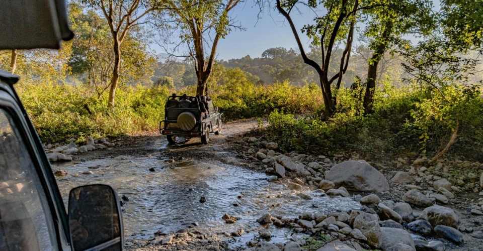 corbett-safari-jeep-stream-crossing
