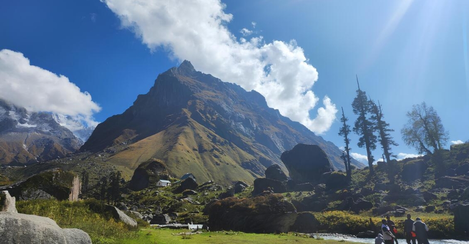 har-ki-dun-green-meadow-peaks
