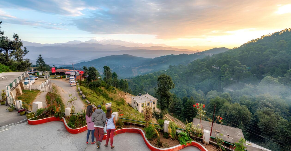 kausani-viewpoint-tourists-himalayan-vista