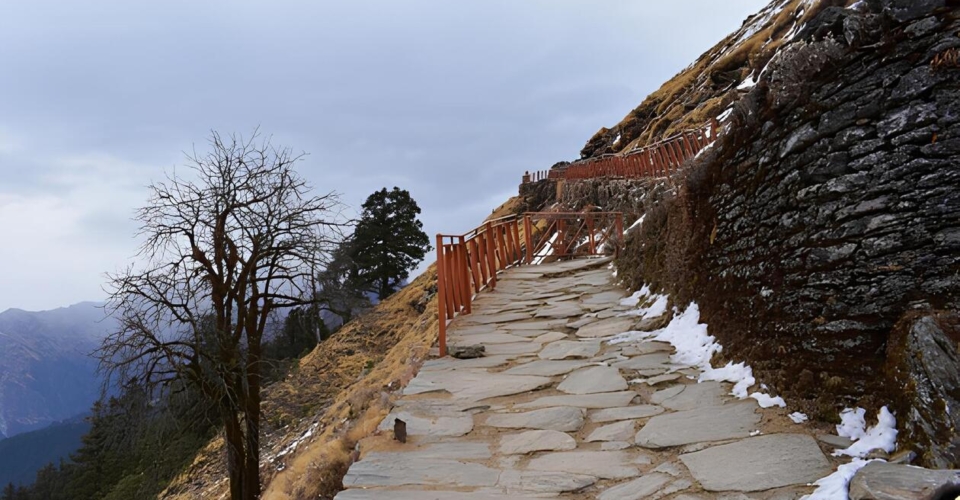 tungnath-trek-stone-path-winter